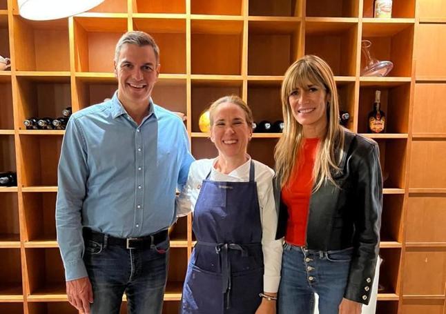 Pedro Sánchez y Begoña Gómez junto a Lola Mrín.