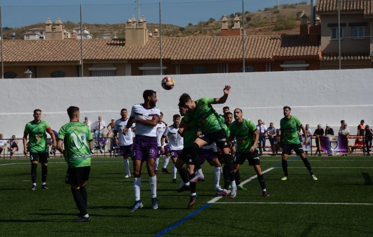 Jugada en el partido entre el Huétor Vega y el Real Jaén.