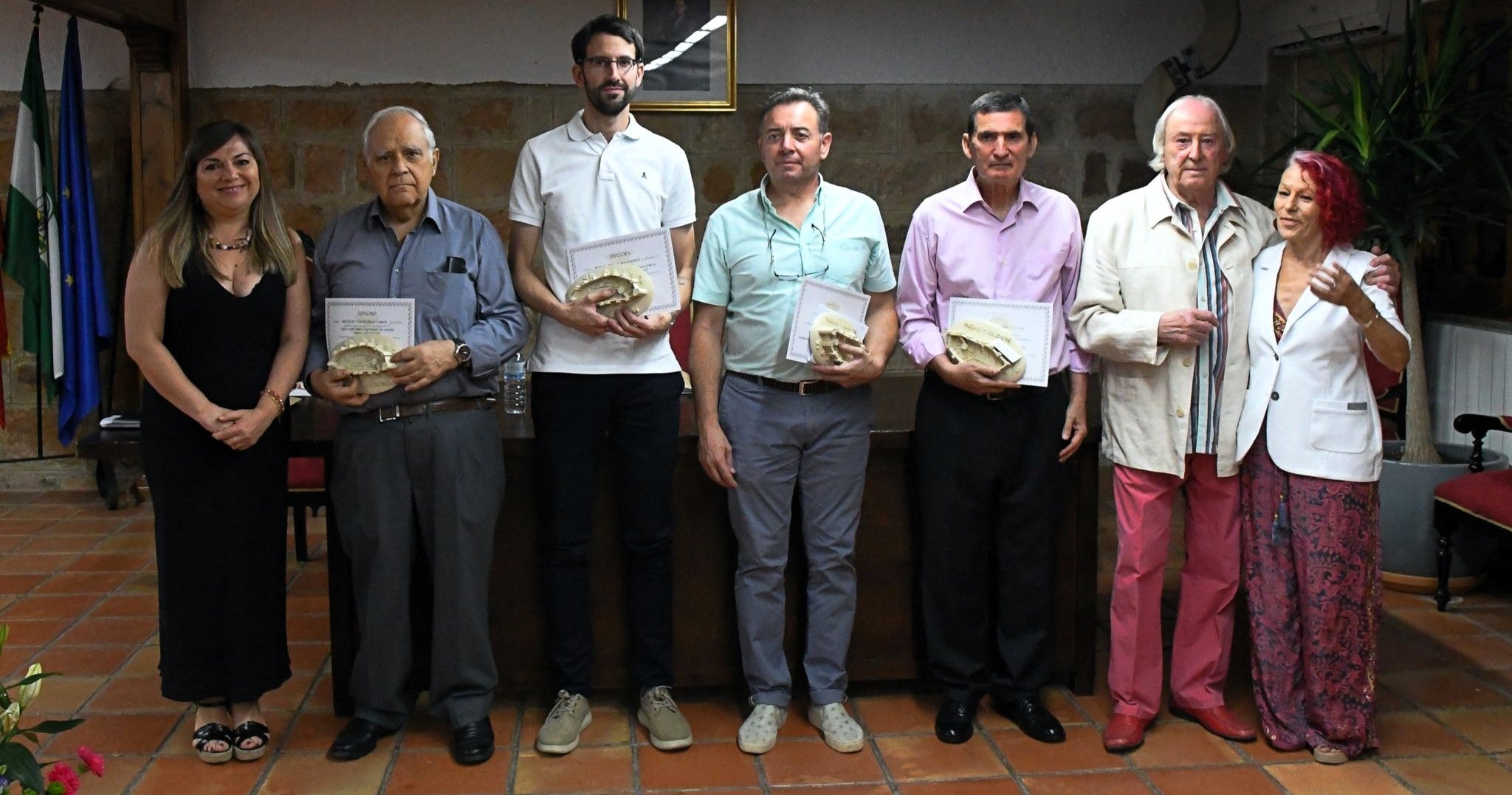 Ganadores de los premios literarios de Baños de la Encina con miembros del jurado.