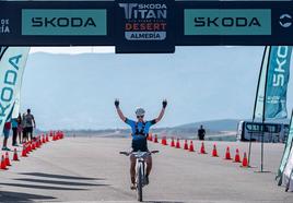Tessa Kortekaas cruza la meta conquistando su segundo triunfo en Almería.