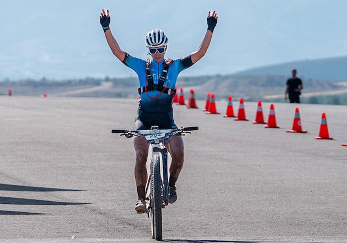 Tessa Kortekaas cruza la meta conquistando su segundo triunfo en Almería.