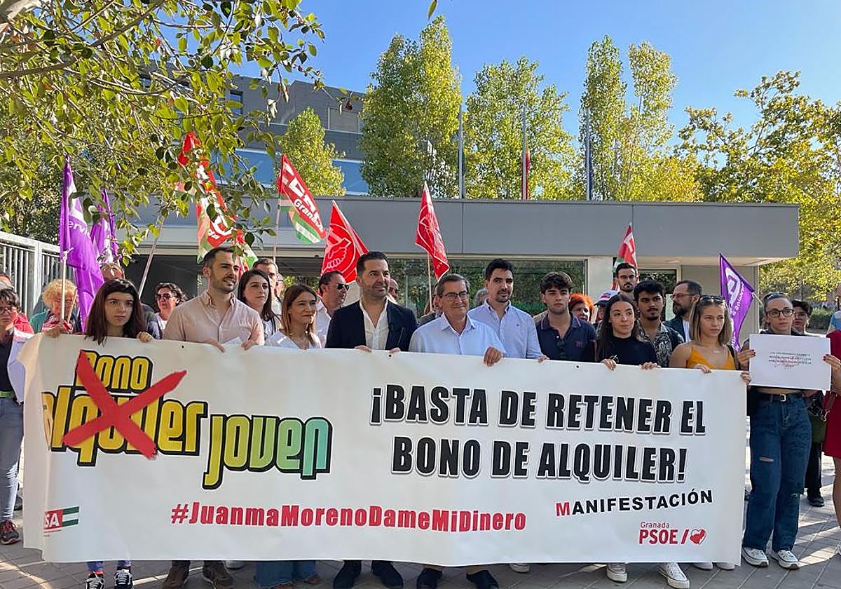 Los manifestantes en la Delegación Territorial de Vivienda de Granada.