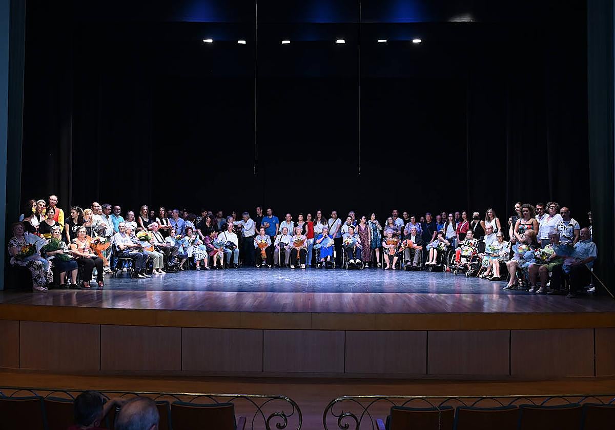 Foto de familia de las personas mayores homenajeadas en la gala celebrada en el Teatro Cervantes.