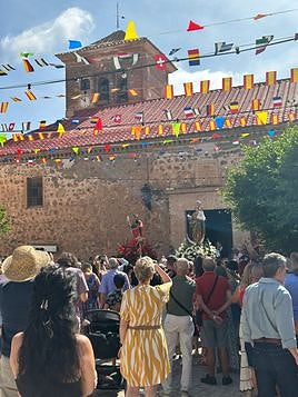 Enixeros disfrutando el pasado domingo de procesiones en el municipio.