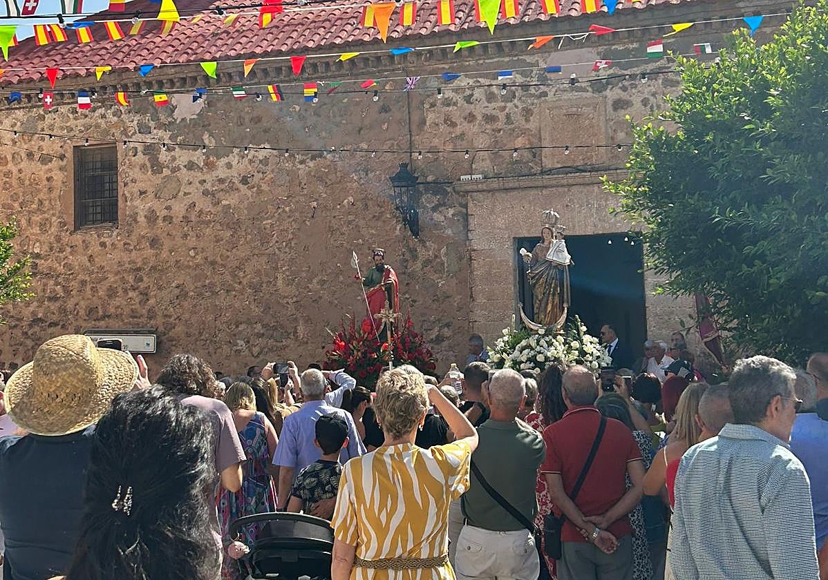 Enixeros disfrutando el pasado domingo de procesiones en el municipio.