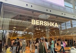 Tienda de Bershka ya remodelada en el Nevada Shopping