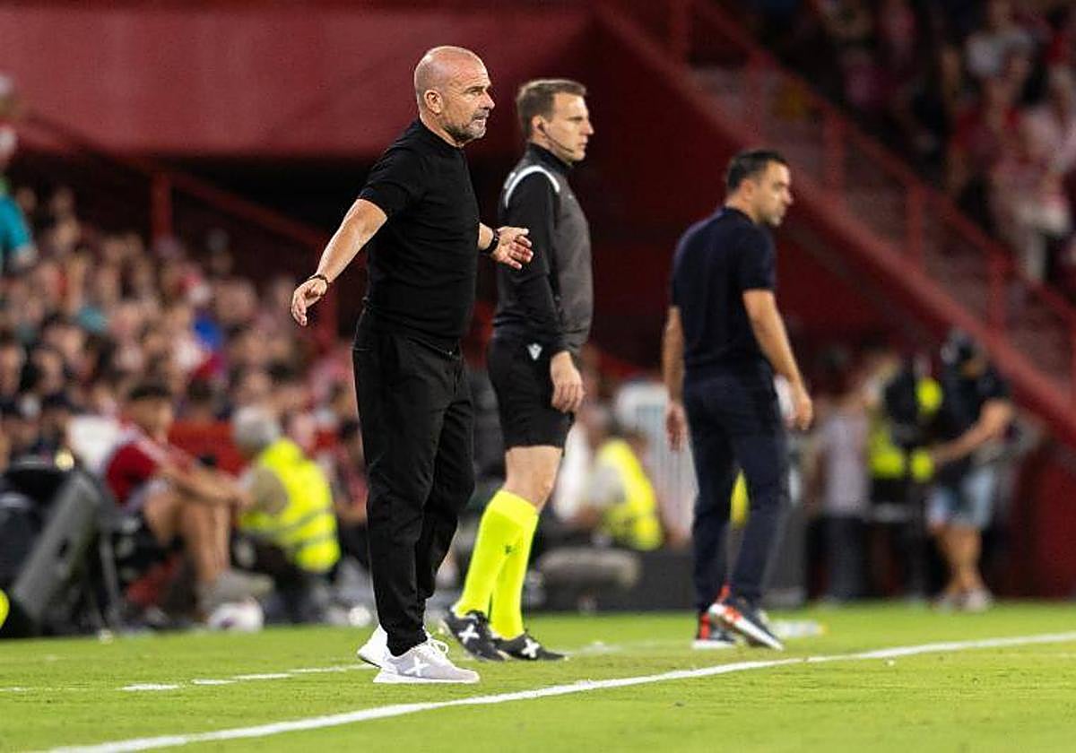 Paco López sigue el partido desde la banda.