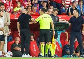 Paco López y Xavi protestan una decisión arbitral.