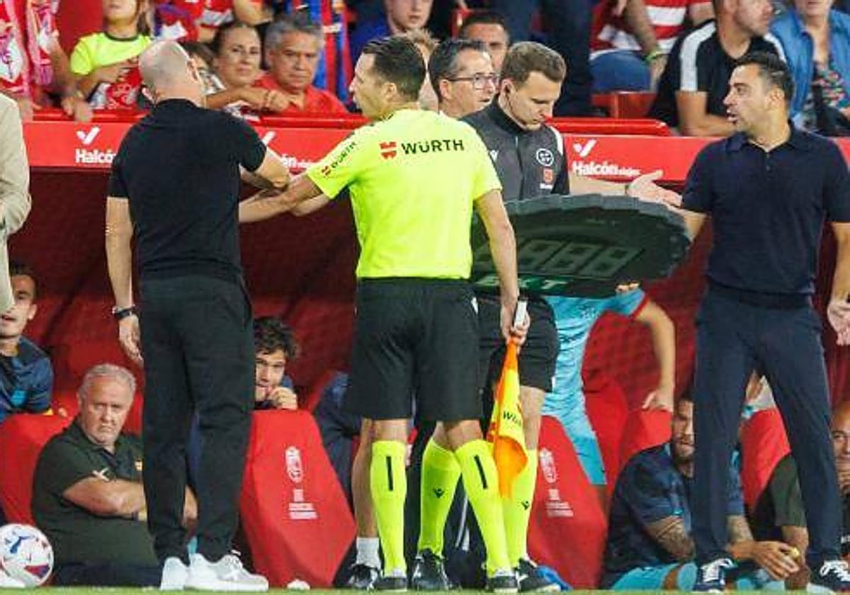 Paco López y Xavi protestan una decisión arbitral.