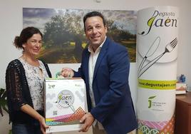 La ganadora del sorteo de la cesta Degusta Jaén, Eva María Mateas, y el diputado de Agricultura y Ganadería, Javier Perales.