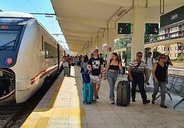 Viajeros llegando a la estación ferroviaria de Jaén, este verano pasado.