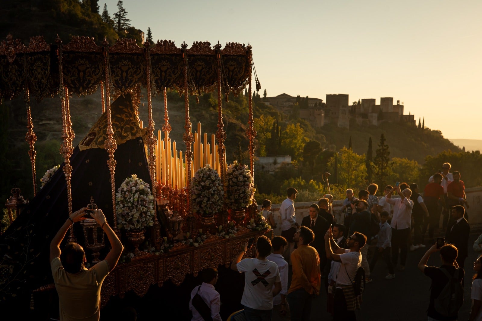 Las imágenes de los traslados del miércoles para la Magna de Granada