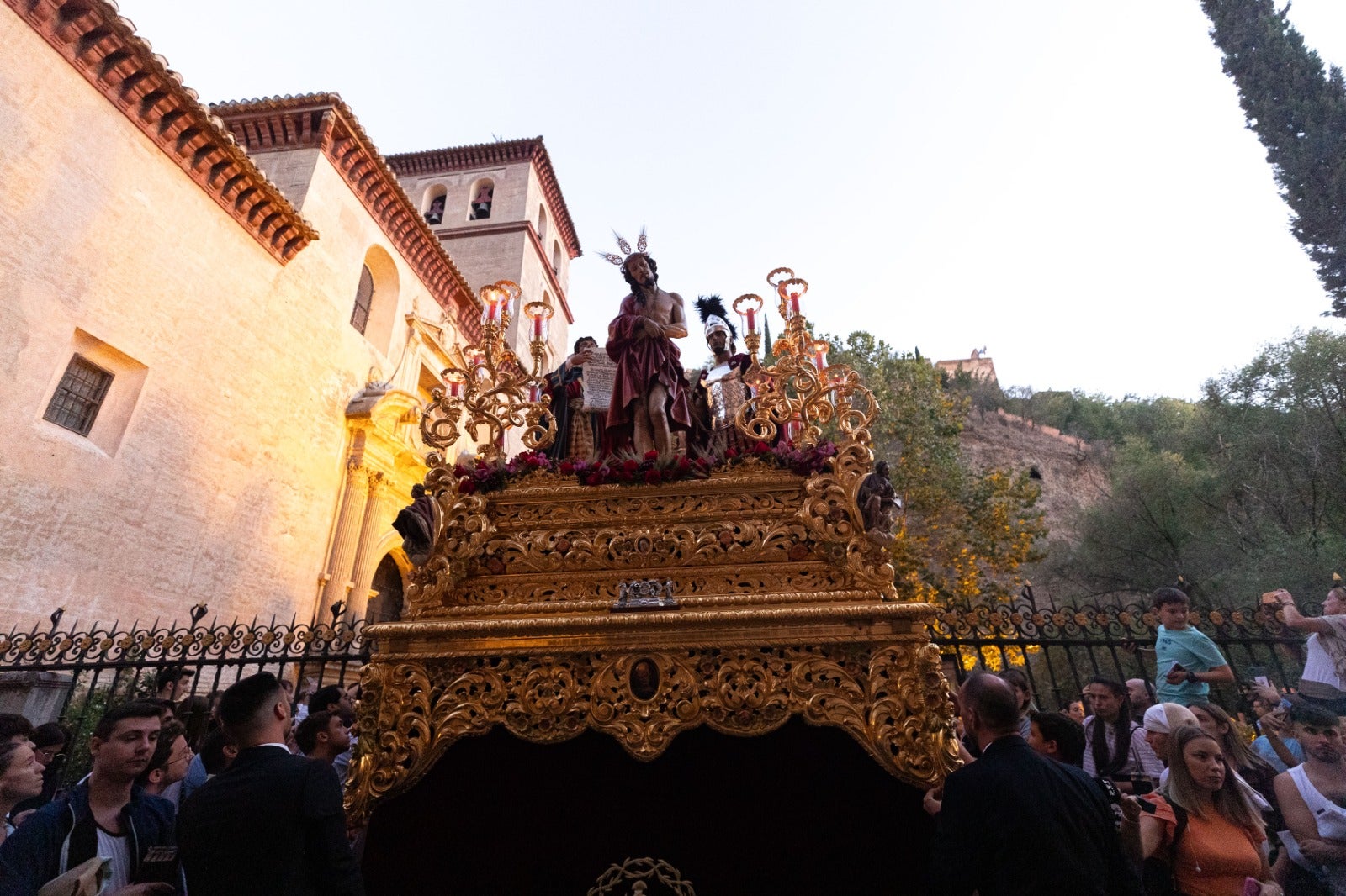 Las imágenes de los traslados del miércoles para la Magna de Granada