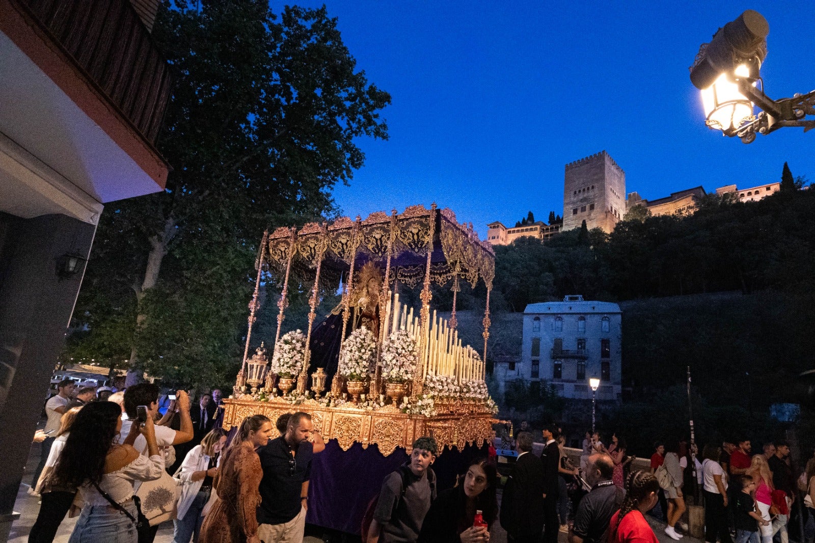 Las imágenes de los traslados del miércoles para la Magna de Granada