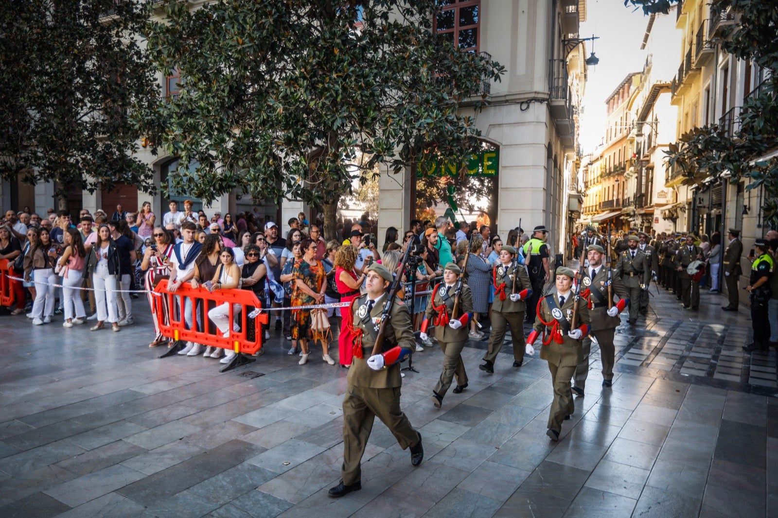 Las imágenes de los actos del 12 de octubre en Granada