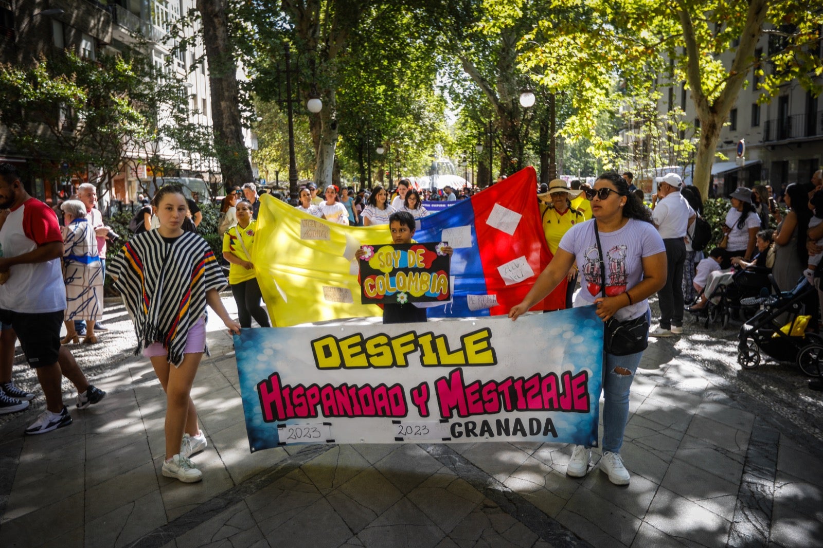 El pasacalles multicultural por el Día de la Hispanidad en Granada