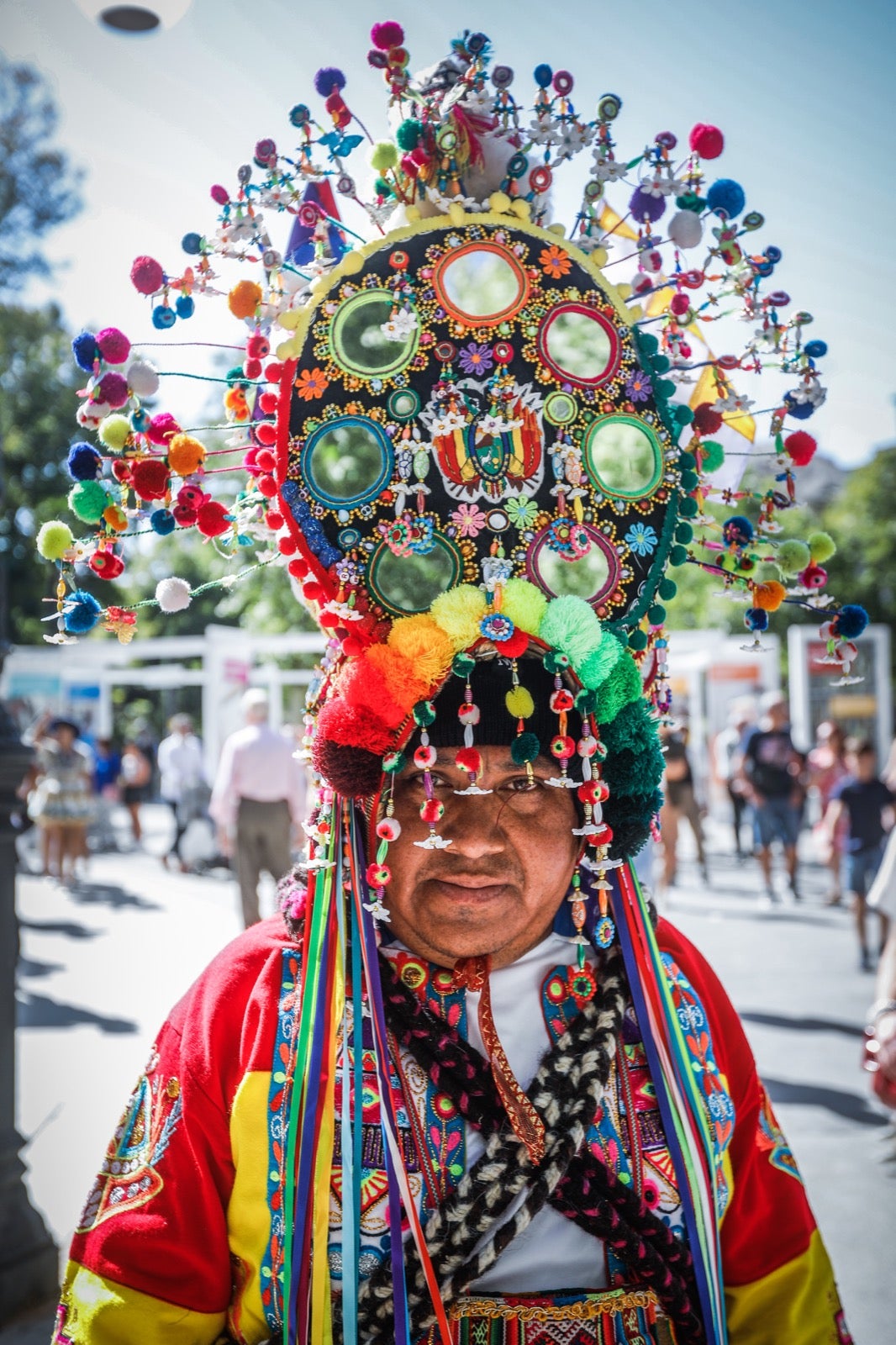 El pasacalles multicultural por el Día de la Hispanidad en Granada