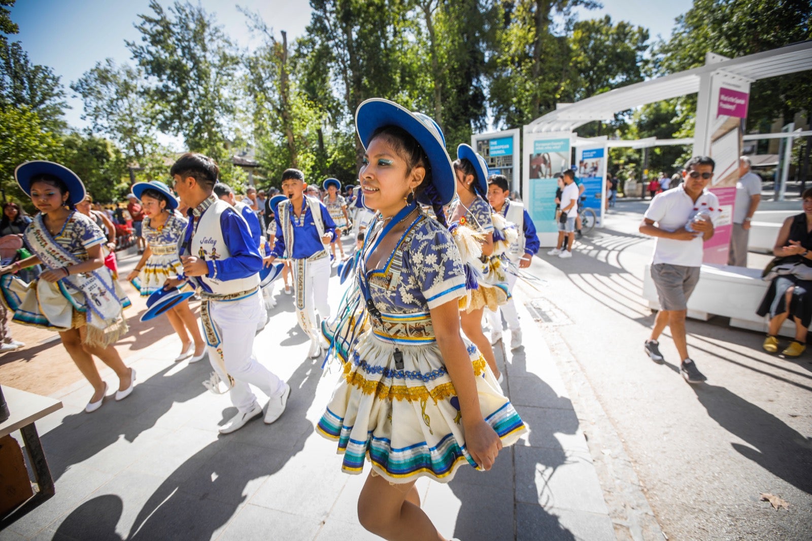 El pasacalles multicultural por el Día de la Hispanidad en Granada