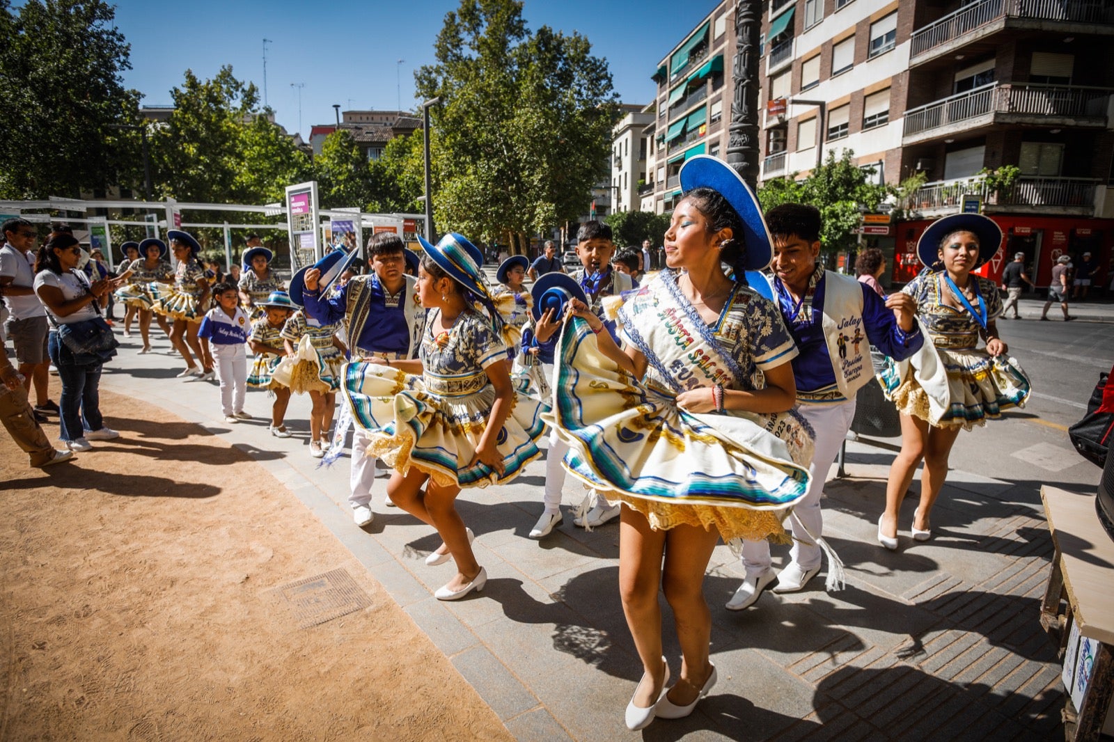 El pasacalles multicultural por el Día de la Hispanidad en Granada