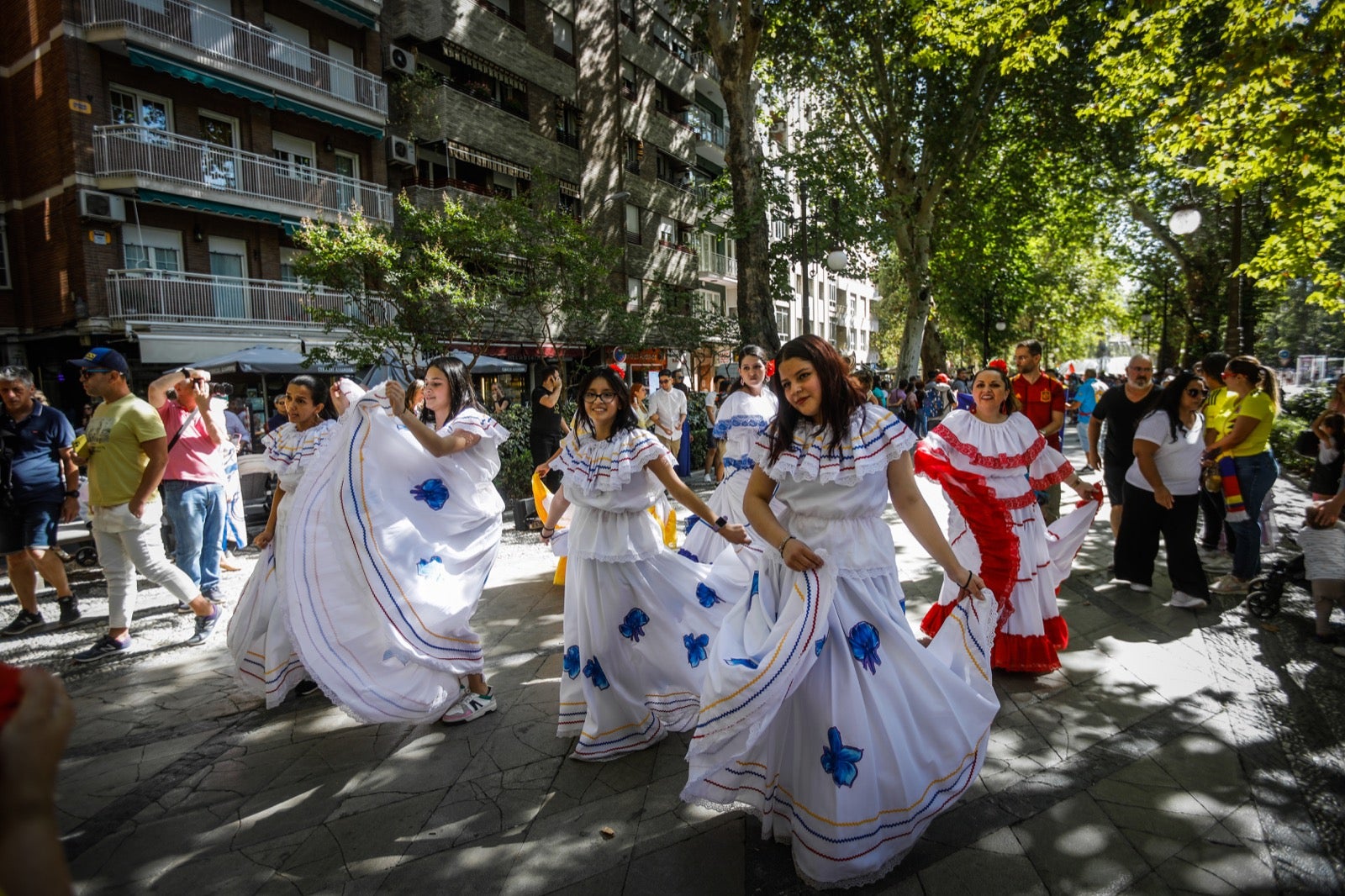 El pasacalles multicultural por el Día de la Hispanidad en Granada