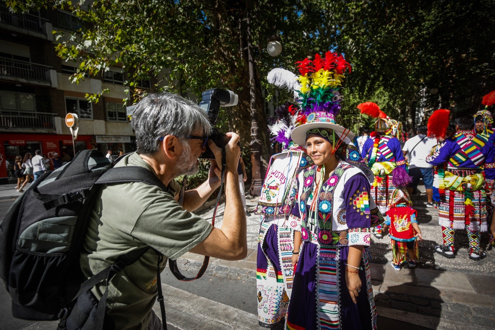 El pasacalles multicultural por el Día de la Hispanidad en Granada