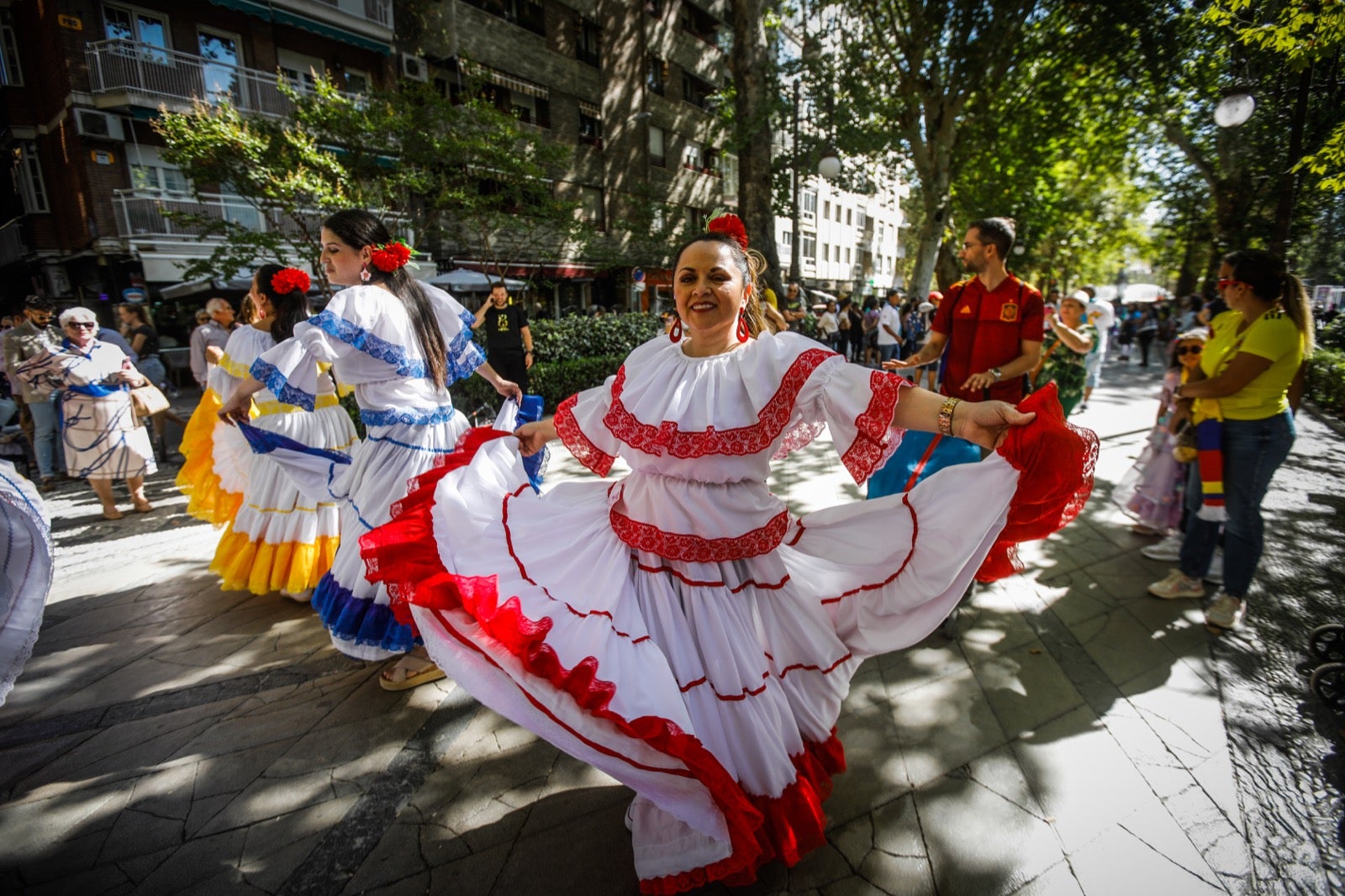 El pasacalles multicultural por el Día de la Hispanidad en Granada