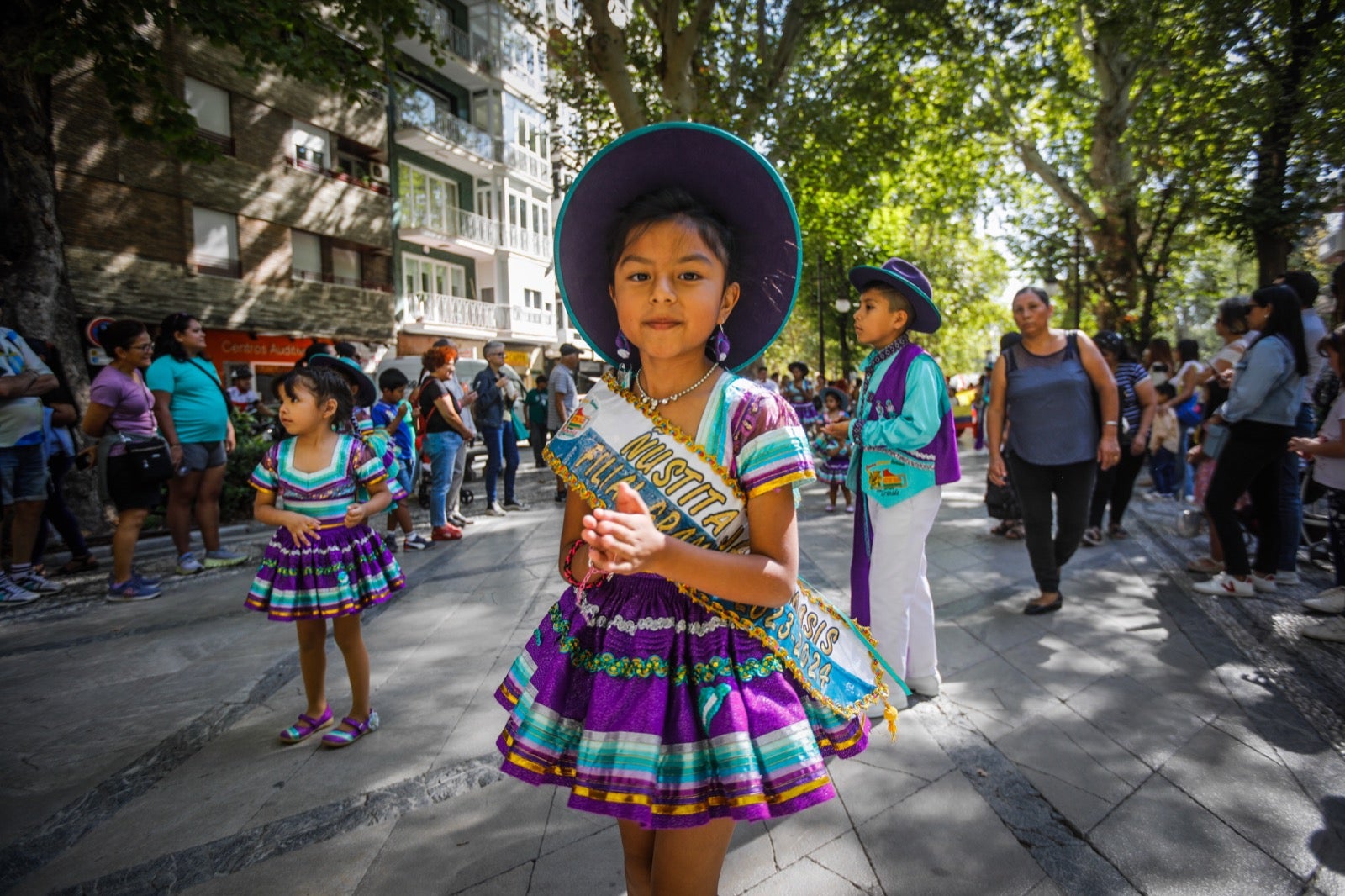 El pasacalles multicultural por el Día de la Hispanidad en Granada