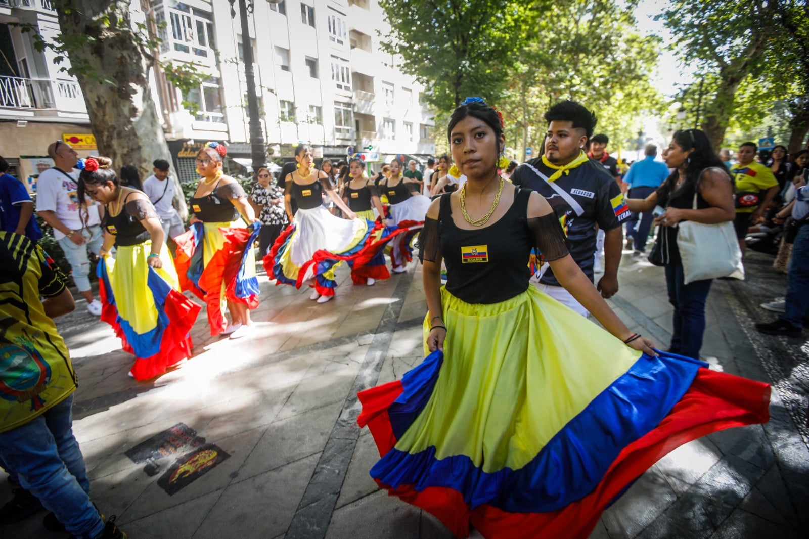 El pasacalles multicultural por el Día de la Hispanidad en Granada