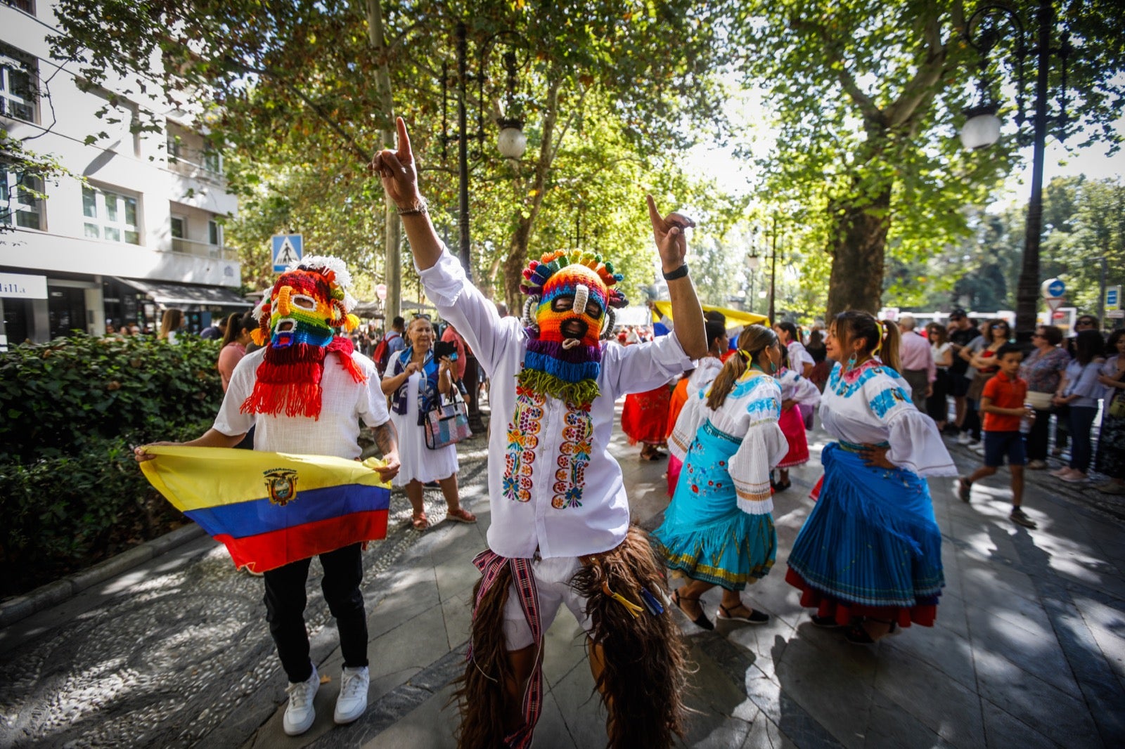 El pasacalles multicultural por el Día de la Hispanidad en Granada