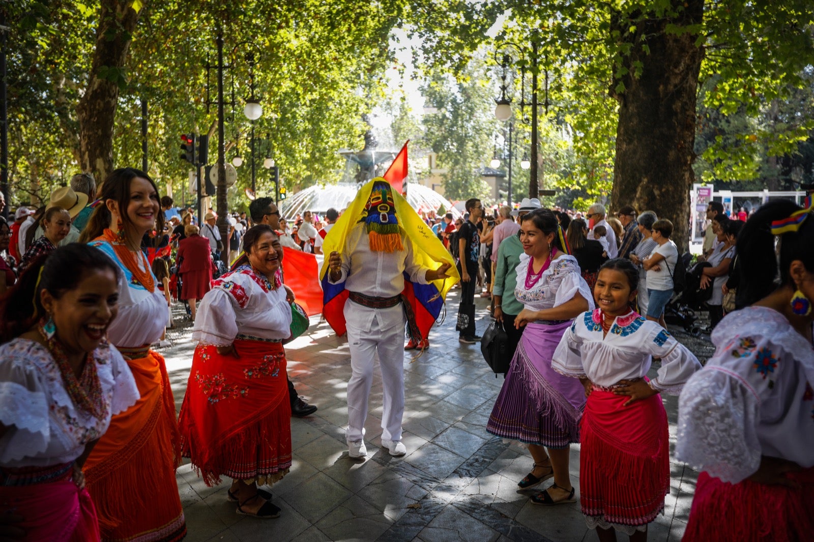 El pasacalles multicultural por el Día de la Hispanidad en Granada