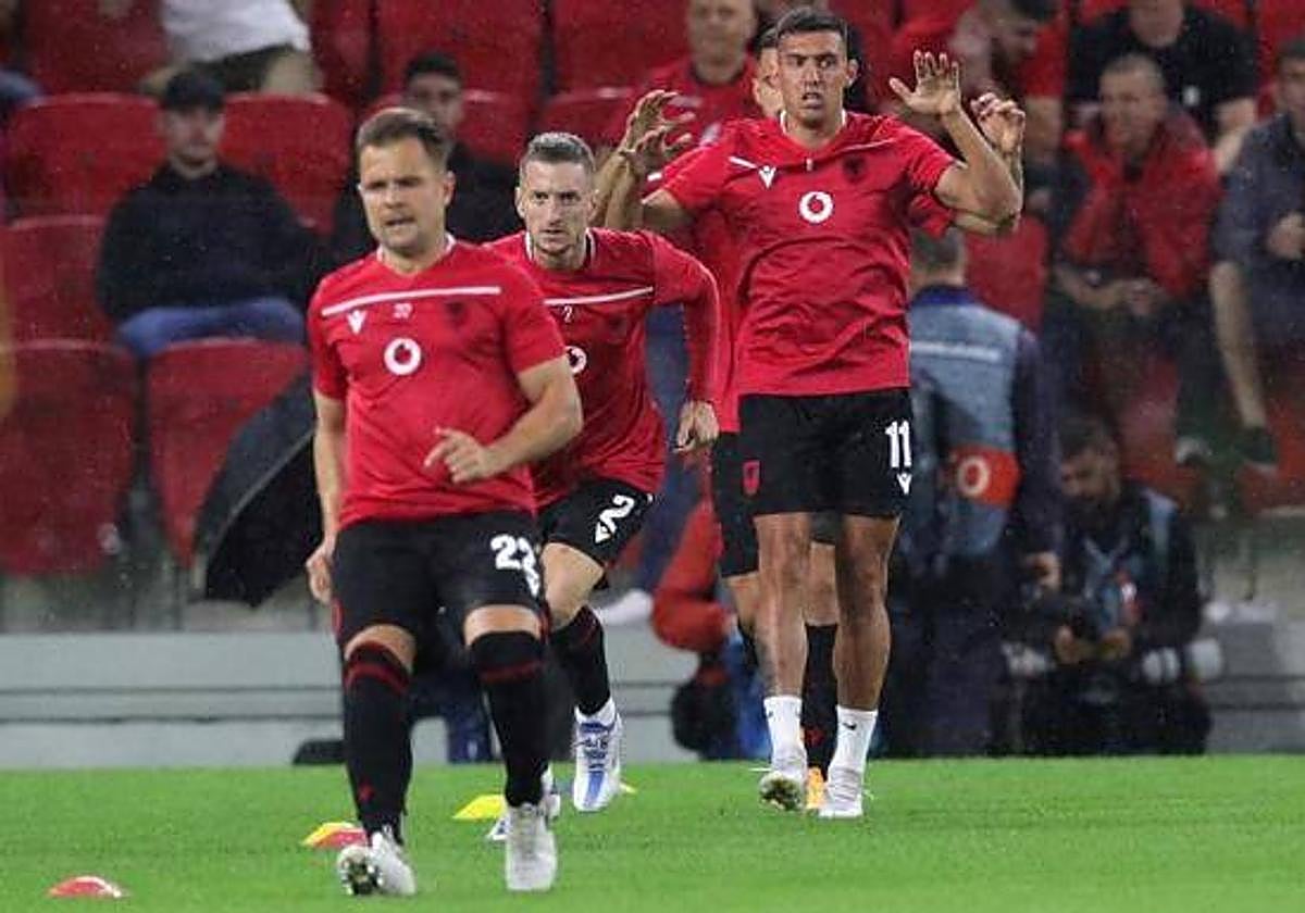 Myrto Uzuni, durante un calentamiento previo a un partido con Albania.