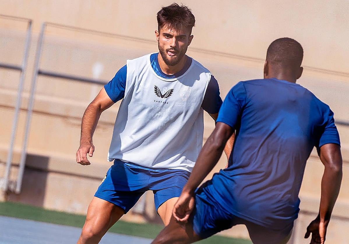 Arnau Puigmal encara a Sergio Akieme.