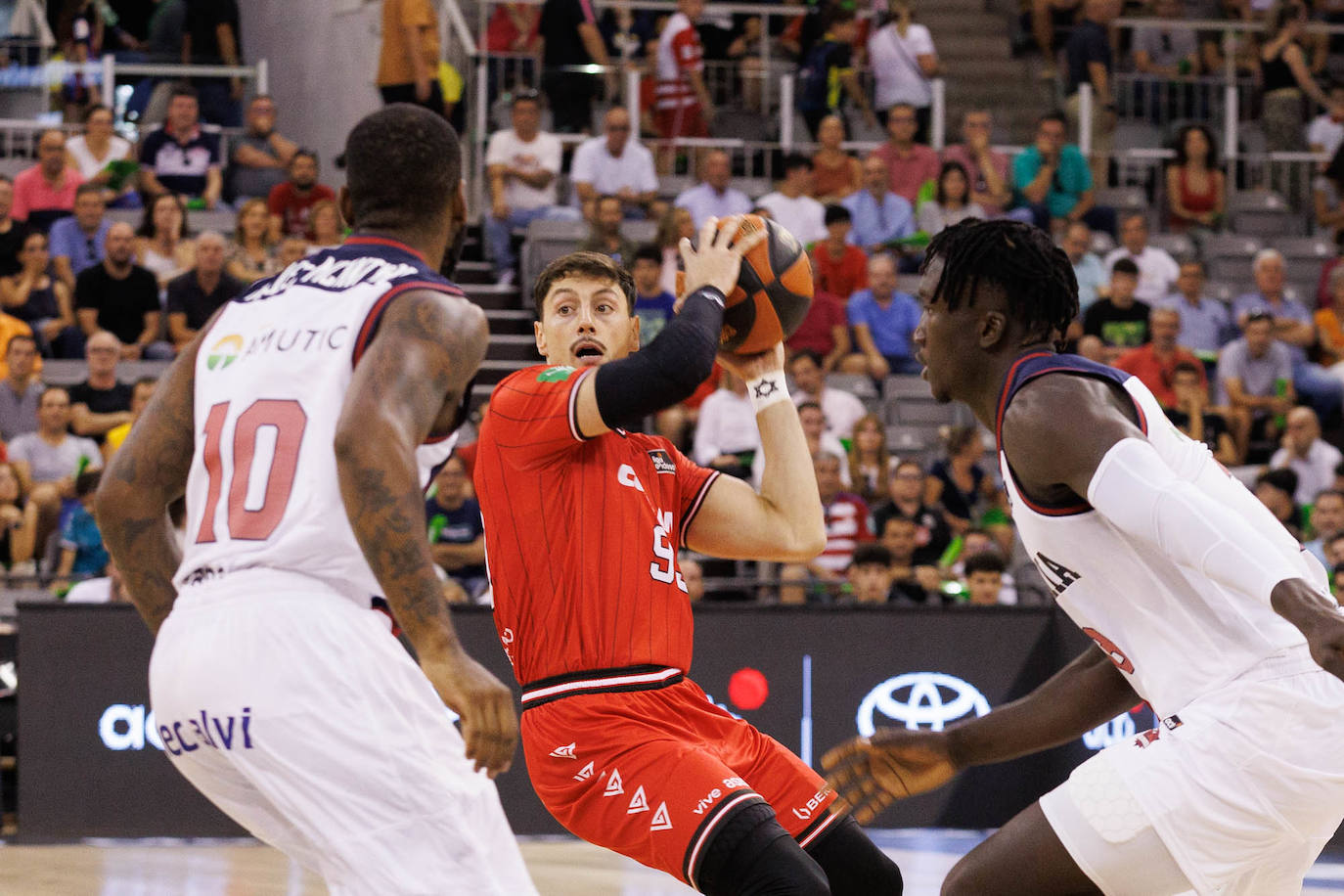 El base israelí Yiftach Ziv, con el balón en el partido contra Baskonia, vive una situación personal compleja por la guerra.