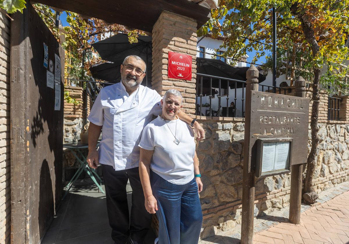 Imagen principal - Los responsables de La Cantina de Diego, la farmacia del pueblo de Monachil frente al Ayuntamiento y el alcalde, José Morales.