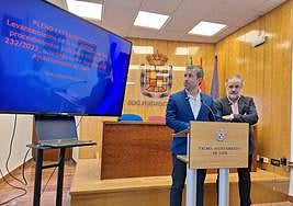 El portavoz del PSOE en Jaén, Julio Millán, y el edil Francisco Lechuga, tras el pleno.
