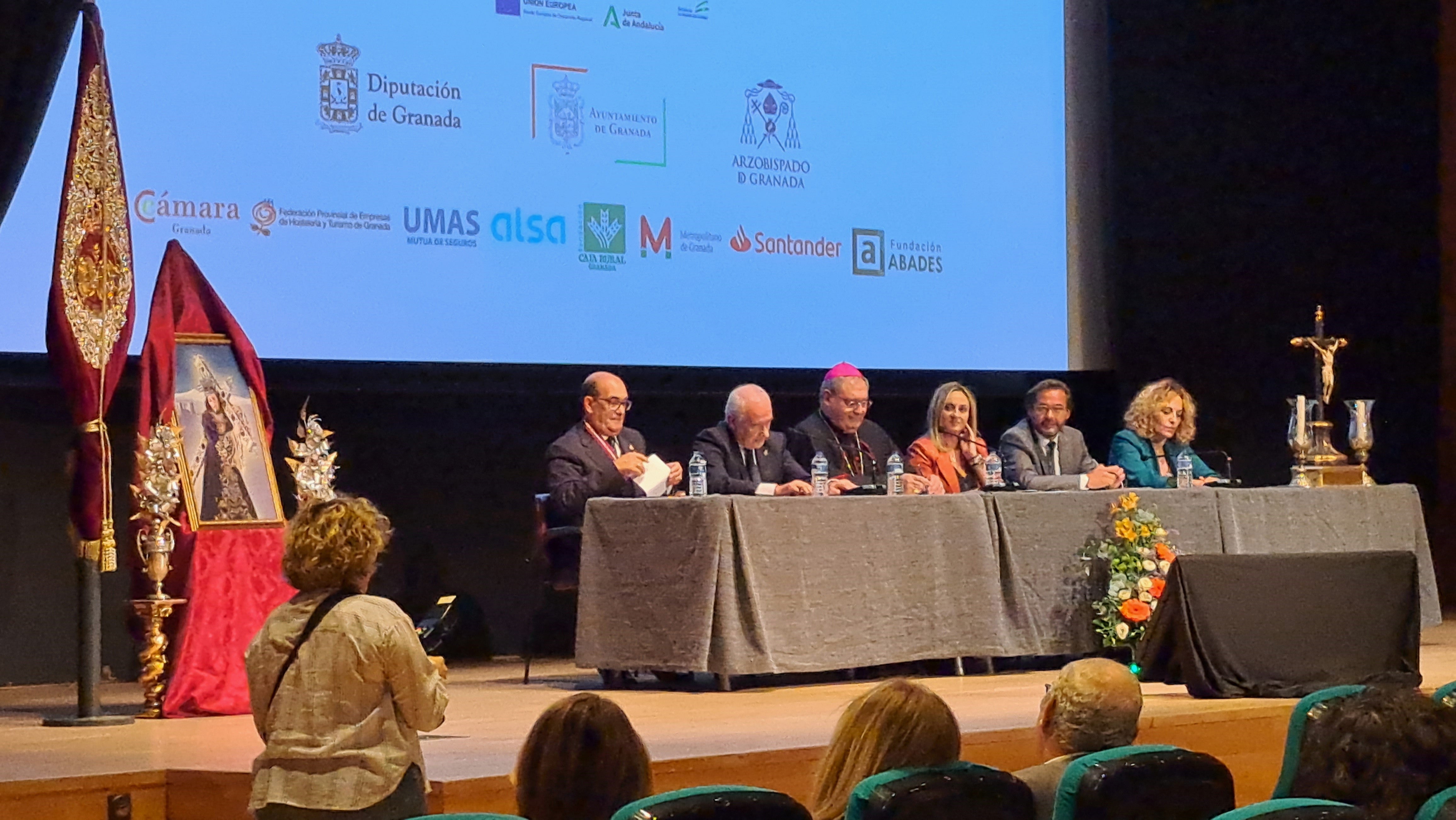 Mesa inaugural del Encuentro Nacional de Cofradías en Granada, con la presencia del arzobispo y la alcaldesa de la ciudad.