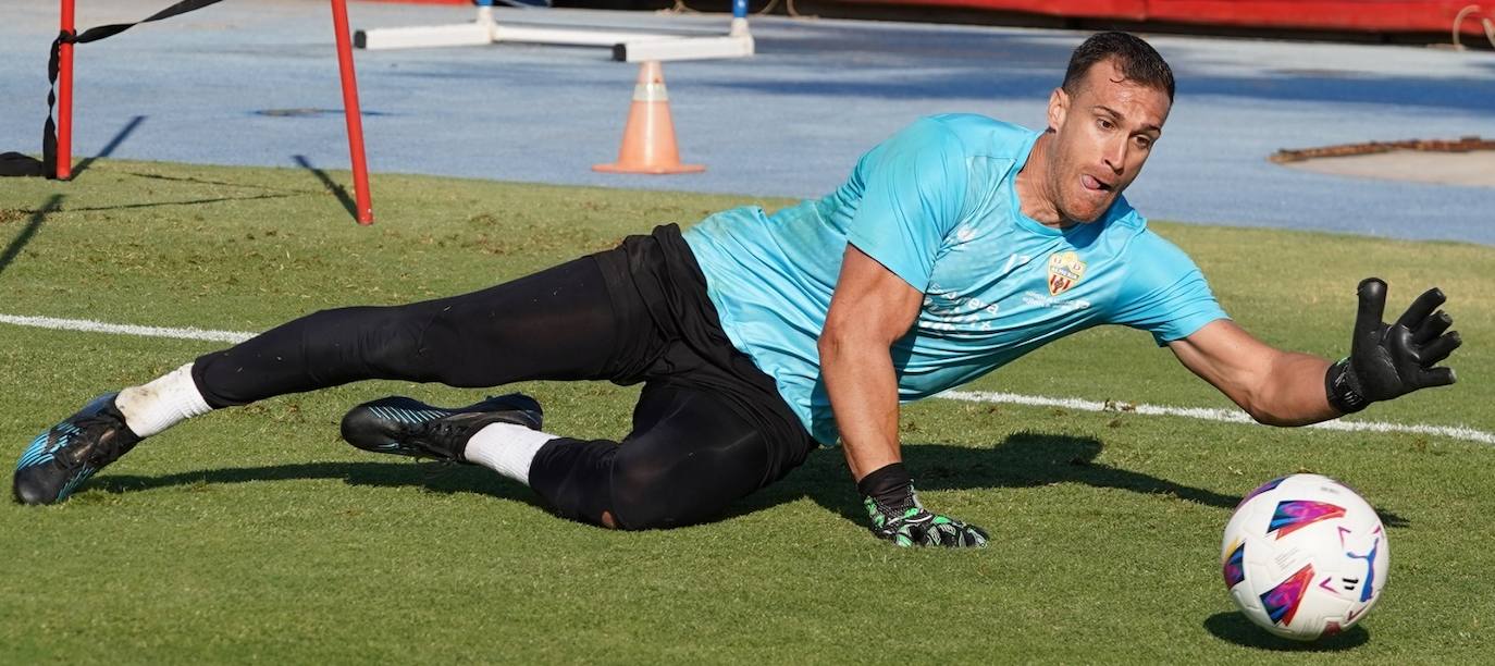 El portero titular de la era pasada en la UDA, y primer capitán de los rojiblancos, habla de la marcha del equipo en esta temporada y del cambio de míster entre otros asuntos.