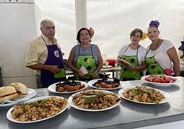 Raciones de migas, chorizo y morcilla en la caseta de la Hermandad de la Virgen de la Cabeza de Jaén.