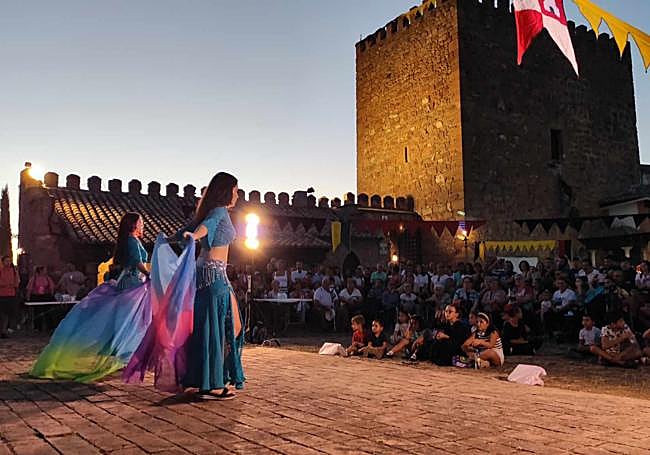 Danza del vientre a cargo del grupo 'Sal de Oriente'.