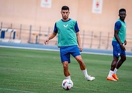 Lucas Robertone toca balón en el Anexo.