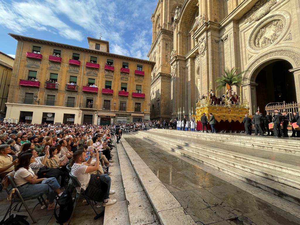 Las imágenes de la Magna de Granada: los 22 pasos en las calles de la ciudad