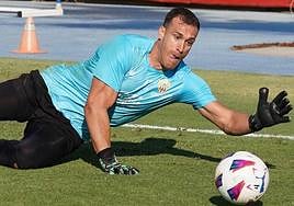 El portero titular de la era pasada en la UDA, y primer capitán de los rojiblancos, habla de la marcha del equipo en esta temporada y del cambio de míster entre otros asuntos.