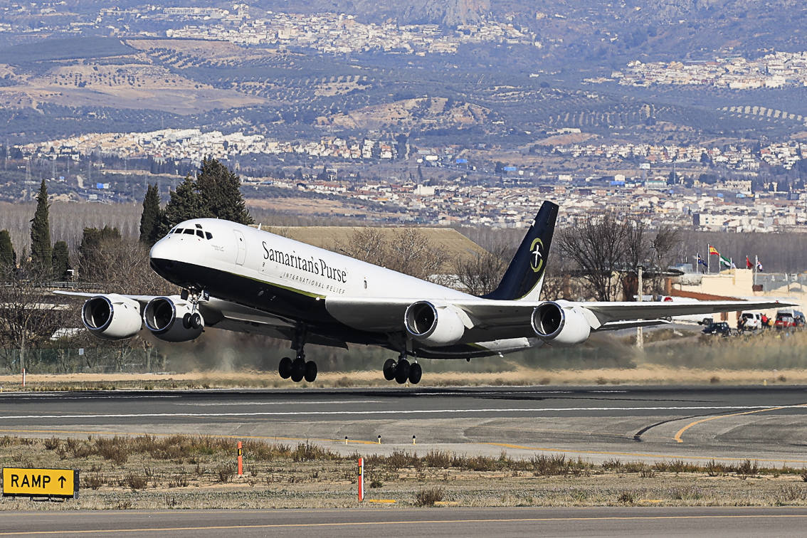 Imagen secundaria 2 - Arriba, Súper Pluma lanzando contramedidas para despistar posibles misiles y no ser alcanzado. Abajo, Falcon 900B de la Fuerza Aérea Española y Douglas DC-8-72CF.