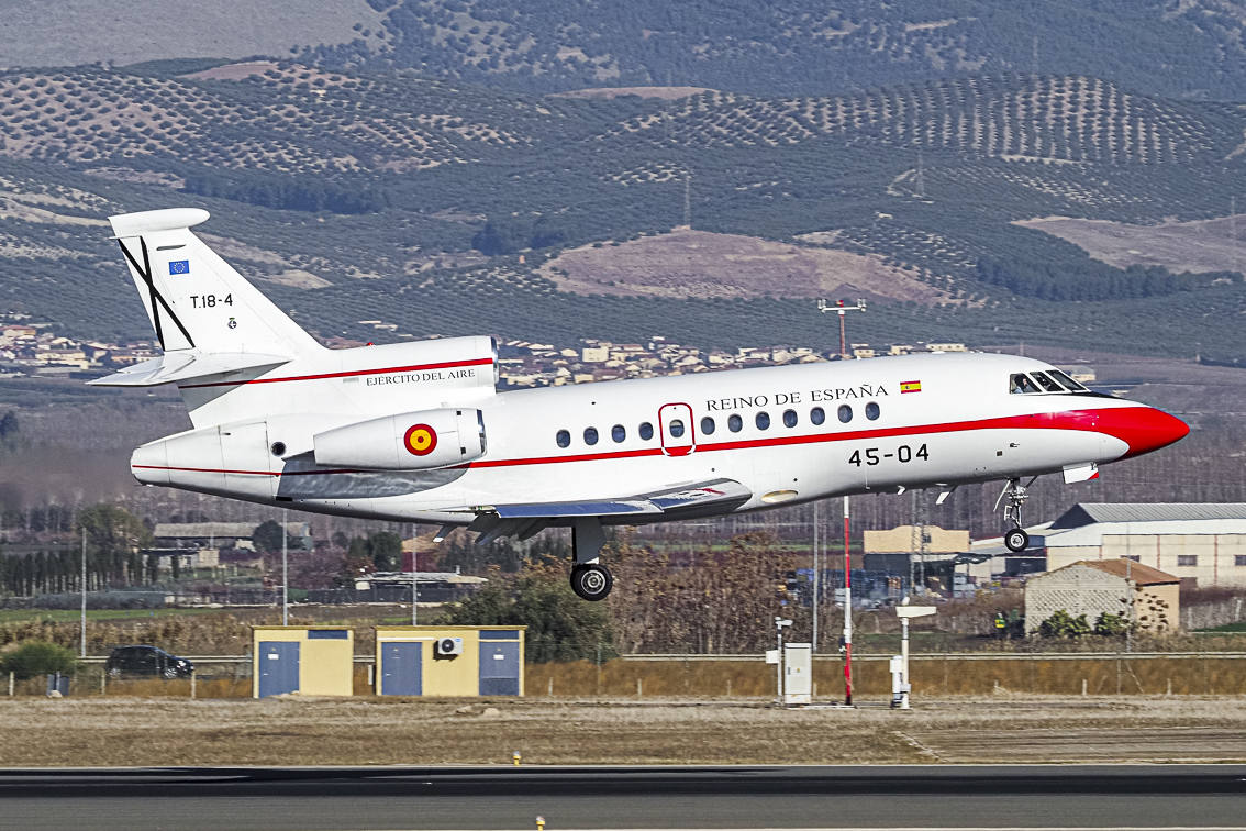 Imagen secundaria 1 - Arriba, Súper Pluma lanzando contramedidas para despistar posibles misiles y no ser alcanzado. Abajo, Falcon 900B de la Fuerza Aérea Española y Douglas DC-8-72CF.