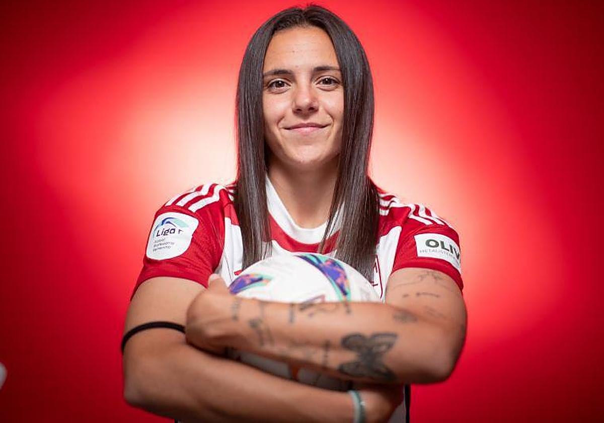 Alba Pérez posa para IDEAL en el interior de la Ciudad Deportiva del club antes de jugar contra el Real Madrid.