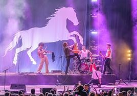 Los cartageneros Arde Bogotá, sobre el escenario de la Alameda.