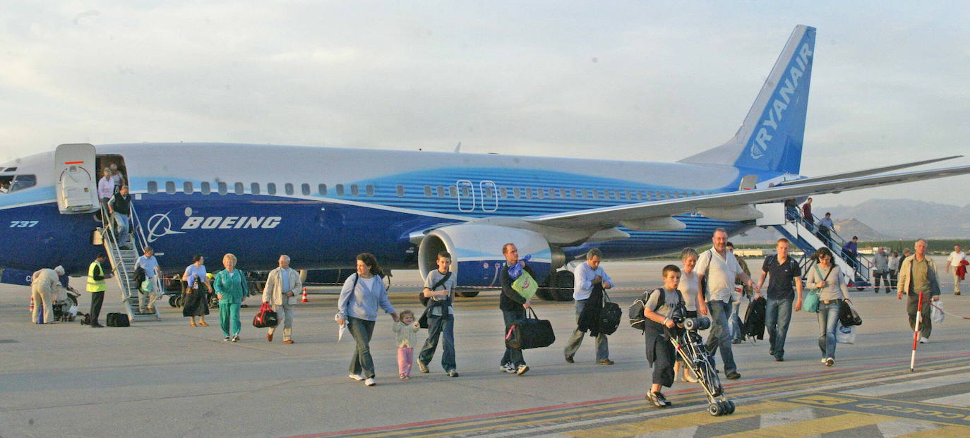 Pasajeros de un vuelo a Liverpool de la compañía Ryanair en 2005, tras aterrizar en Granada.