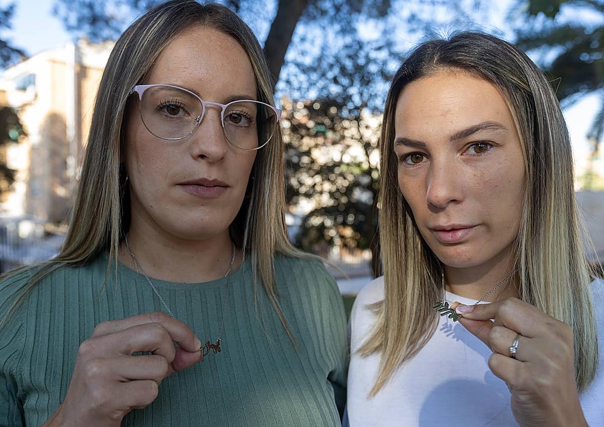 Imagen secundaria 1 - En las primeras imágenes, Laura y Marta se abrazan y posan con sus collares en señal de recuerdo. En la íltima, cartel con nombres de bebés fallecidos este año en Andalucía.