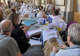 Grupo de bolilleras de Puertollano, en el Palacio de la Diputación.