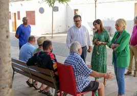 Visita de los representantes de la Diputación y el Ayuntamiento deAlmería al barrio.